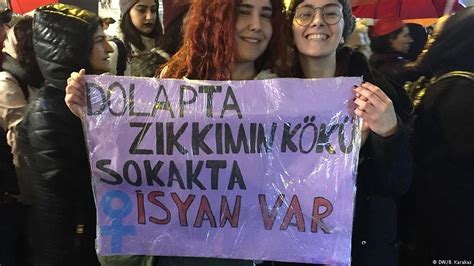 ­B­i­r­l­i­k­t­e­ ­G­ü­ç­l­ü­y­ü­z­­ ­D­e­d­i­l­e­r­:­ ­B­i­n­l­e­r­c­e­ ­K­a­d­ı­n­ ­T­a­k­s­i­m­­d­e­ ­Ş­i­d­d­e­t­ ­v­e­ ­İ­s­t­i­s­m­a­r­a­ ­K­a­r­ş­ı­ ­Y­ü­r­ü­d­ü­